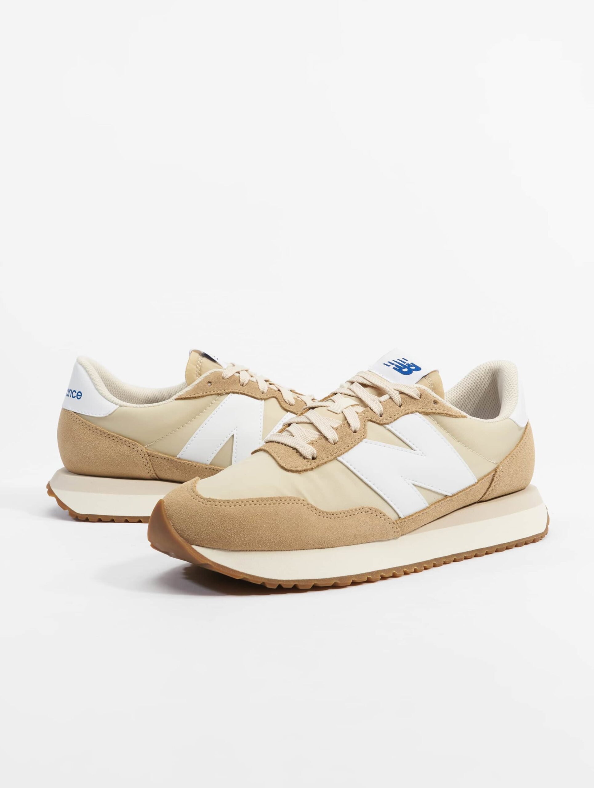 New Balance 237 Schuhe Frauen,Männer,Unisex op kleur beige, Maat 44