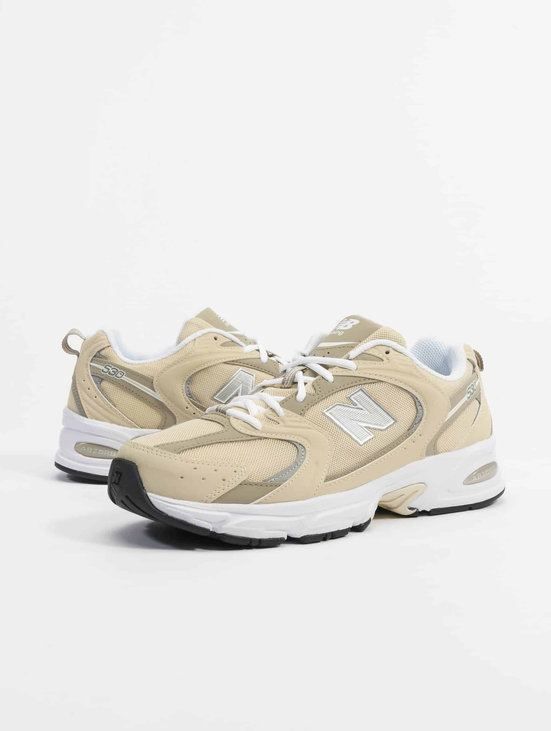 New Balance 530 Schuhe Frauen,Männer,Unisex op kleur beige, Maat 42