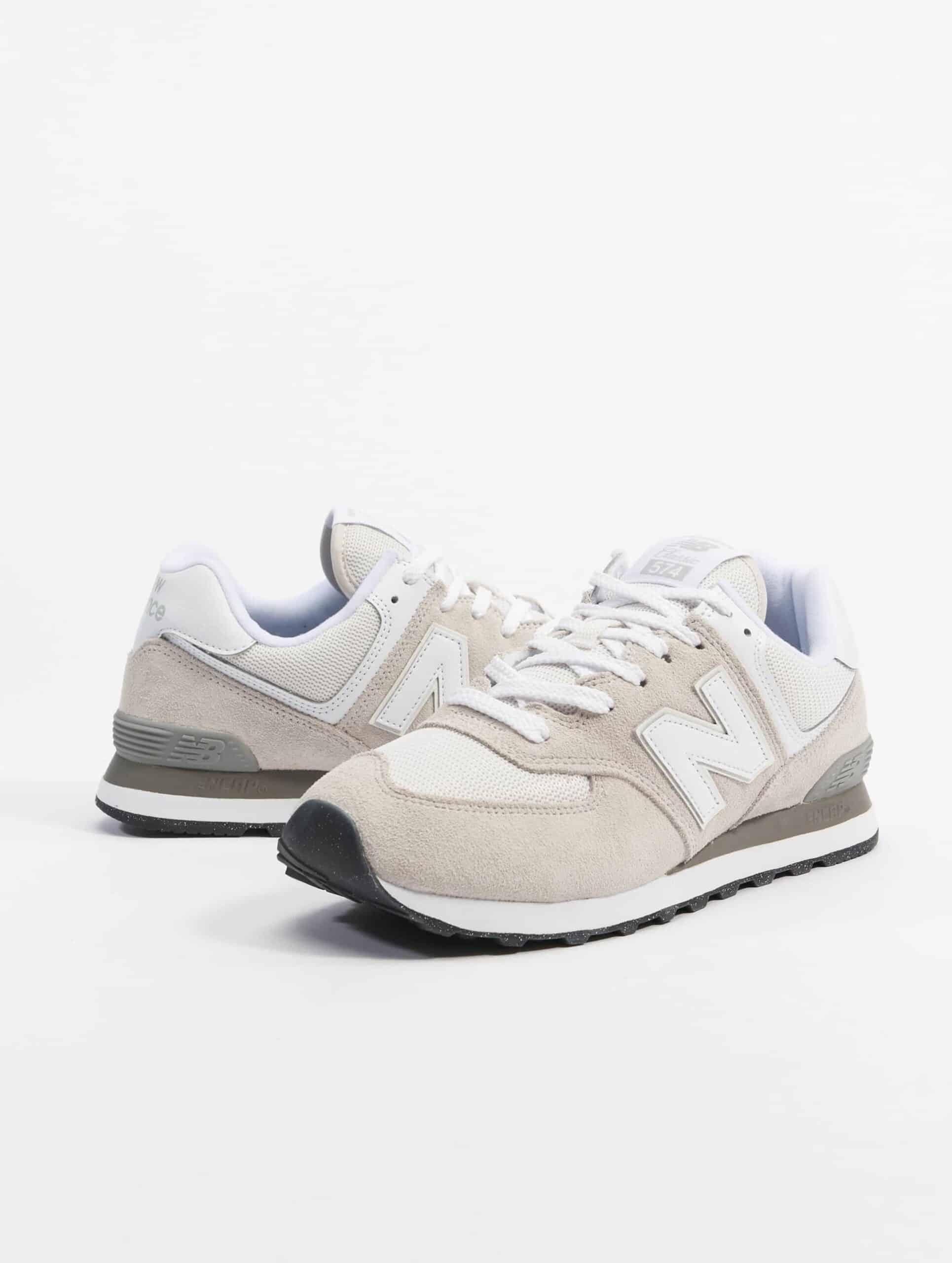 New Balance 574 Schuhe Frauen,Männer,Unisex op kleur beige, Maat 38.5