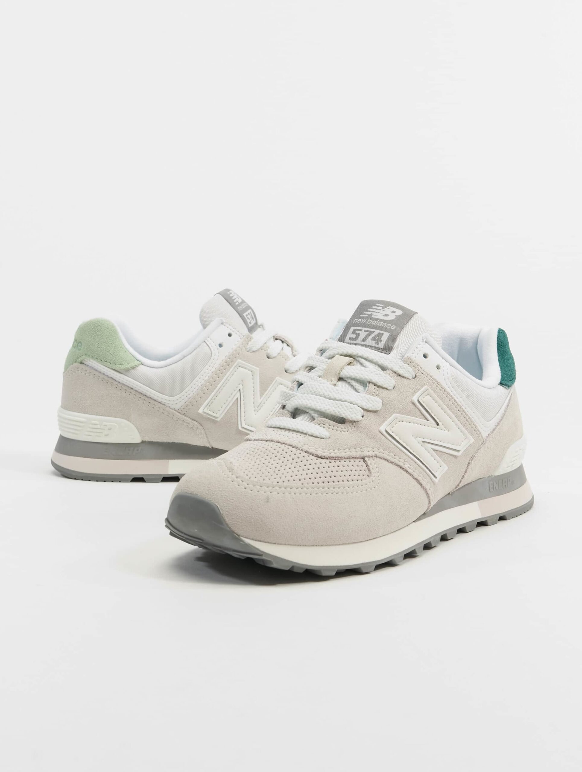 New Balance 574 Schuhe Frauen,Männer,Unisex op kleur groen, Maat 44