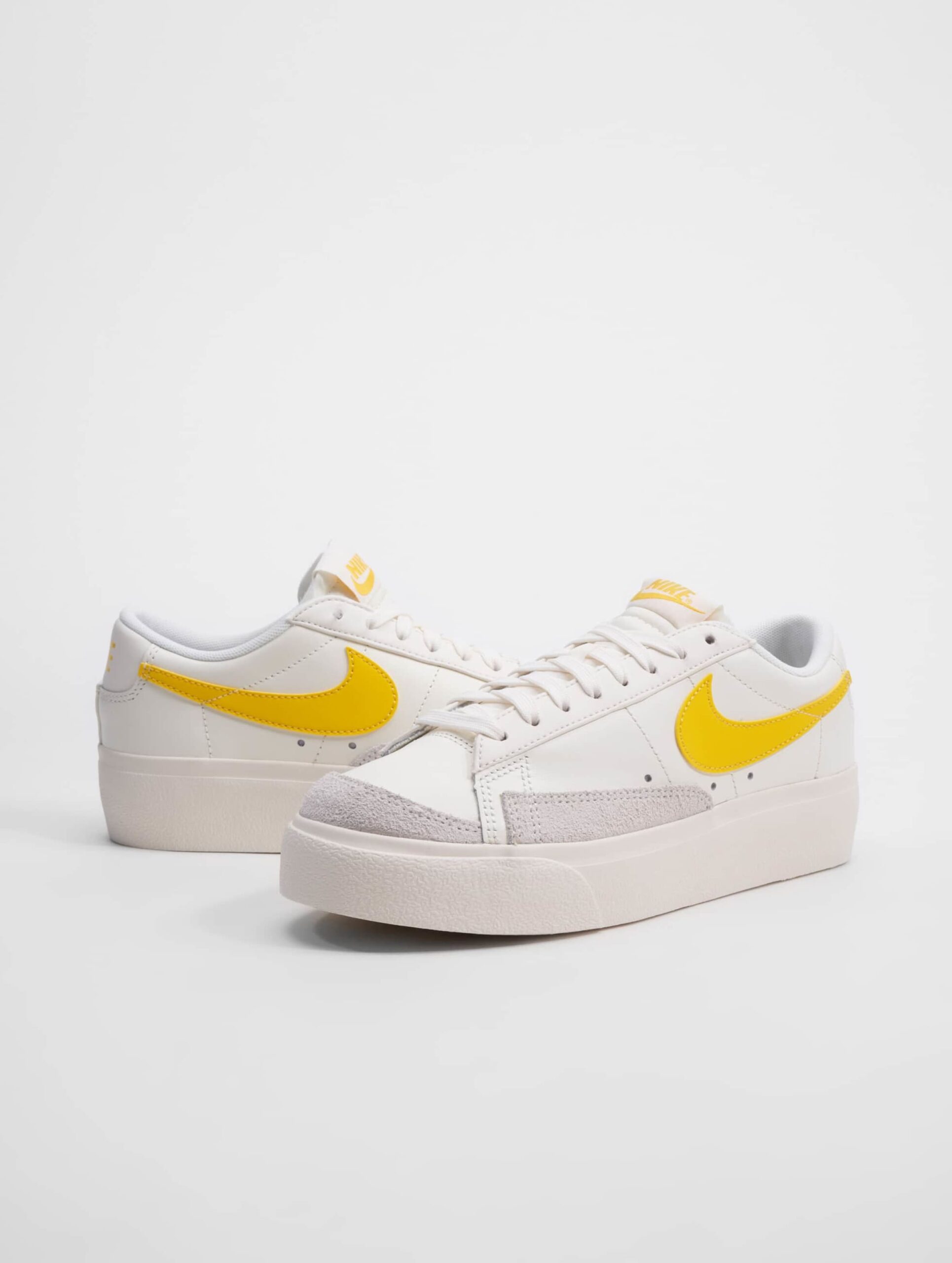 Nike Blazer Low Platform Sneakers Frauen,Unisex op kleur beige, Maat 35.5