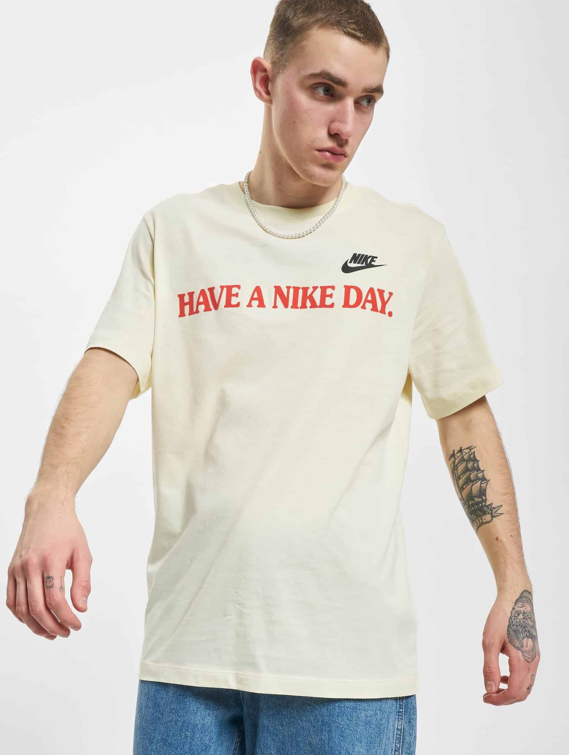 Nike NSW T-Shirt Männer,Unisex op kleur beige, Maat S